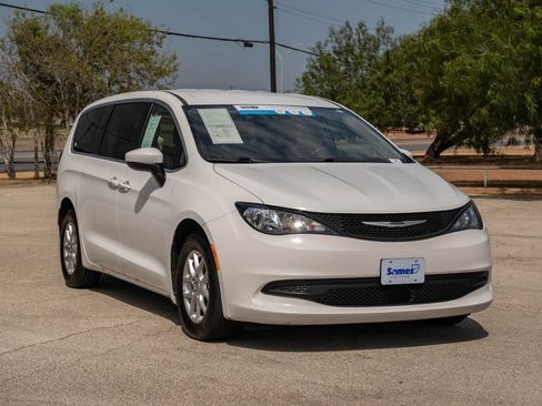 Used 2023 Chrysler Voyager LX FWD image 2
