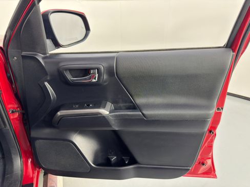 Used 2019 Toyota Tacoma TRD Sport w/ Technology Package image 38