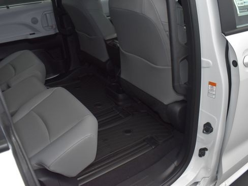 Used 2026 Toyota Sienna XLE FWD image 10