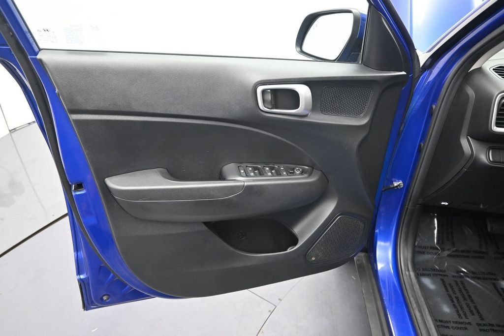 Used 2024 Hyundai Venue SEL FWD image 16