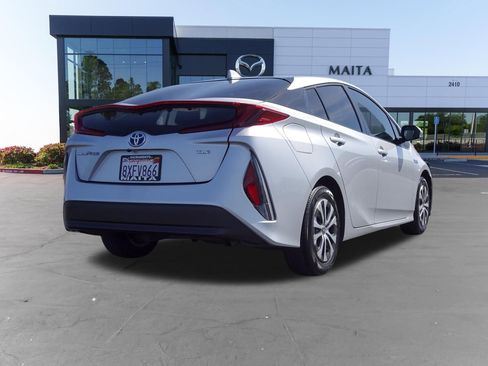 Used 2022 Toyota Prius Prime XLE FWD image 3