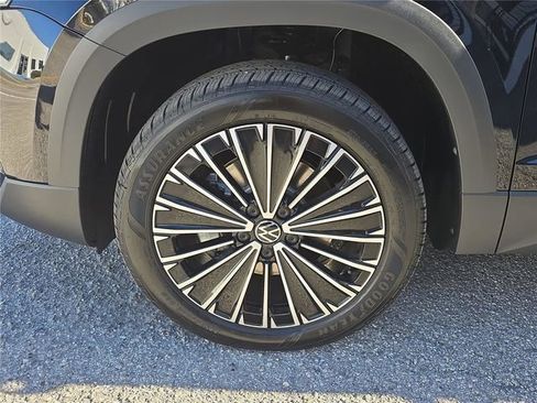 New 2026 Volkswagen Taos SE FWD image 8