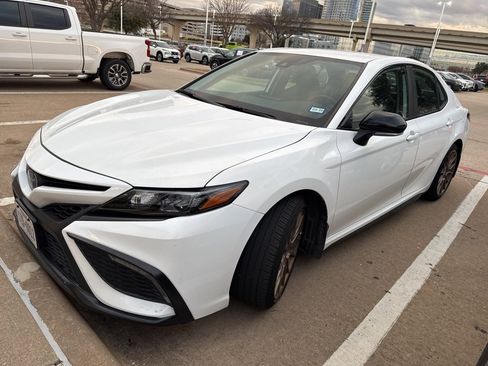 Used 2024 Toyota Camry SE image 2