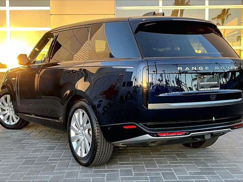 Used 2023 Land Rover Range Rover Long Wheelbase SE image 12