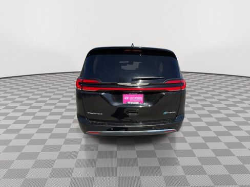 Used 2024 Chrysler Pacifica Limited FWD image 7