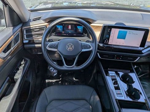 Certified 2025 Volkswagen Atlas SE FWD image 18