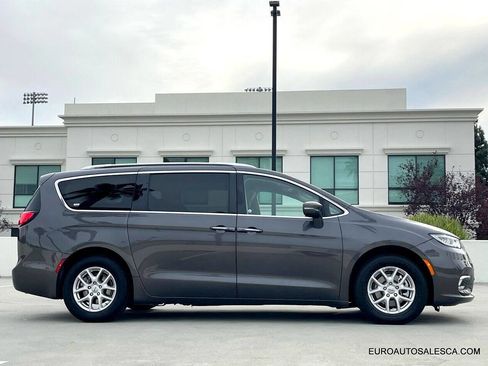 Used 2021 Chrysler Pacifica Touring-L image 3
