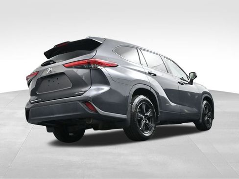 Used 2022 Toyota Highlander LE image 32
