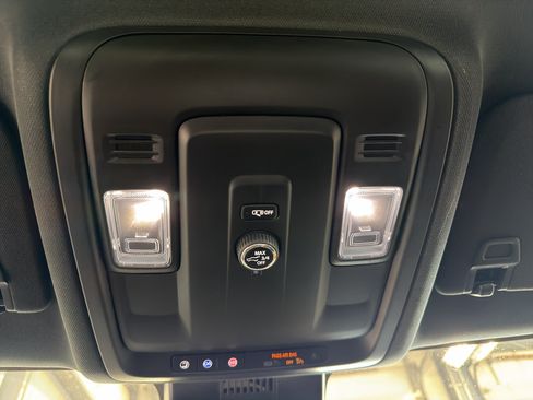 Used 2025 Chevrolet Tahoe Z71 AWD/4WD image 17