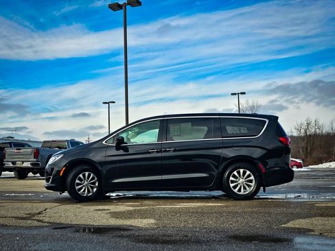 Used 2018 Chrysler Pacifica Touring Plus image 7