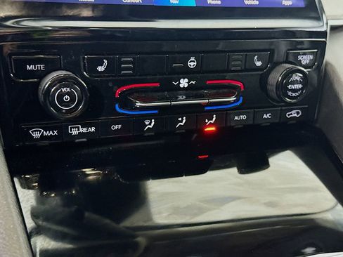 Used 2023 Jeep Grand Cherokee Limited w/ Black Appearance Package image 10