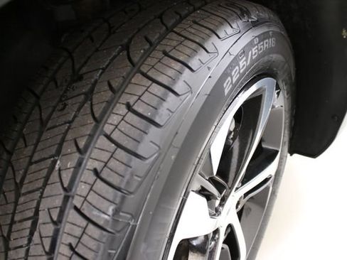 Used 2024 Chevrolet Trax RS w/ Sunroof Package FWD image 36