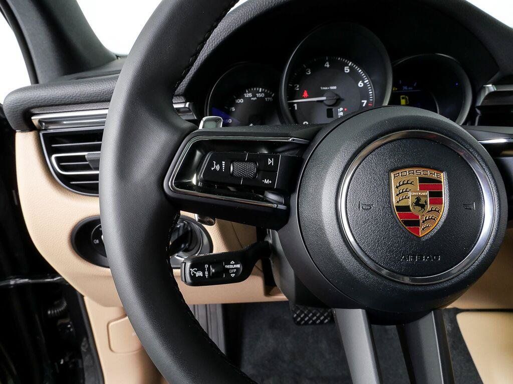 Certified 2026 Porsche Macan AWD/4WD image 10