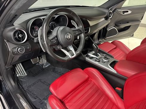 Used 2022 Alfa Romeo Giulia Veloce AWD/4WD image 14