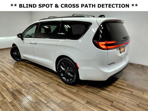 Certified 2025 Chrysler Pacifica Limited image 14