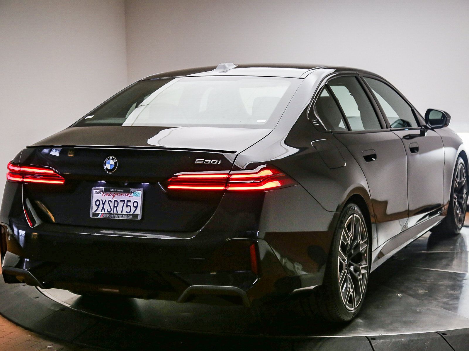 Used 2026 BMW 530i w/ M Sport Package RWD image 7