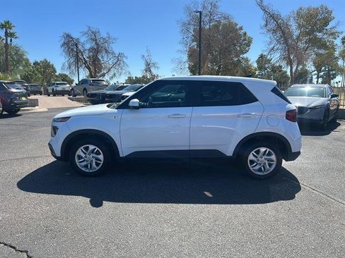 Used 2021 Hyundai Venue SE image 5