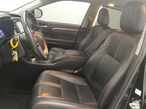 Used 2019 Toyota Highlander SE FWD image 17