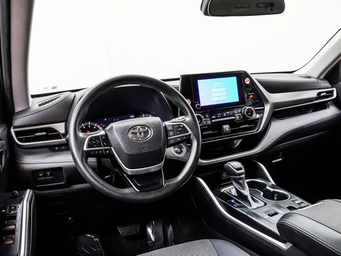 Used 2023 Toyota Highlander L FWD image 5