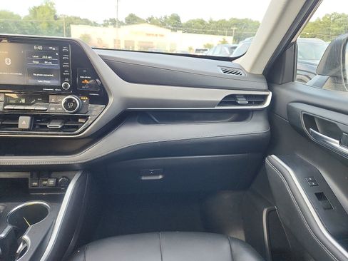 Used 2021 Toyota Highlander XLE AWD/4WD image 11