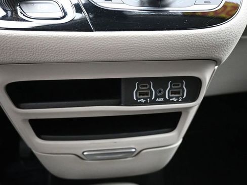 Used 2024 Chrysler Pacifica Limited FWD image 39