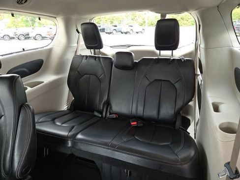 Used 2022 Chrysler Pacifica Touring-L image 18