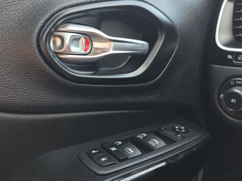 Used 2021 Jeep Cherokee Latitude Plus AWD/4WD image 11