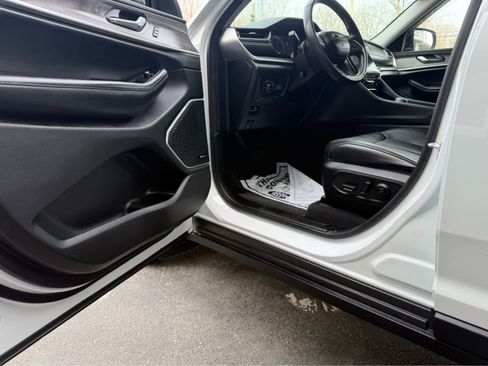 Used 2022 Jeep Grand Cherokee Limited w/ Luxury Tech Group II image 10