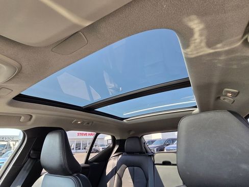 Used 2023 Volvo XC40 B5 Plus image 25