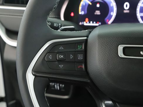 Used 2023 Jeep Grand Cherokee Altitude AWD/4WD image 11