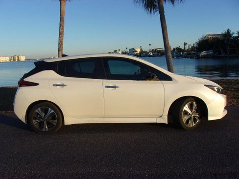 Used 2020 Nissan Leaf SV w/ SV Technology Package image 3