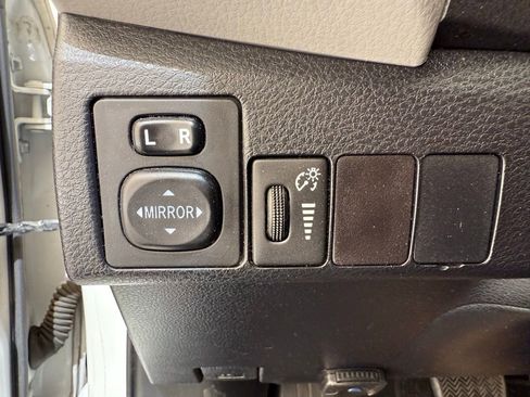 Used 2015 Toyota Corolla LE FWD image 13