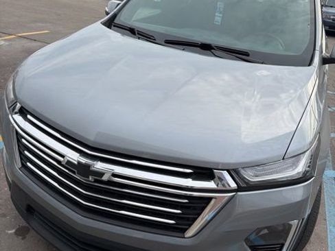 Used 2024 Chevrolet Traverse LT image 3