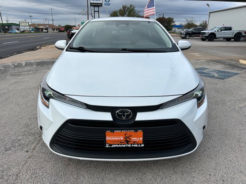 Used 2024 Toyota Corolla LE image 2