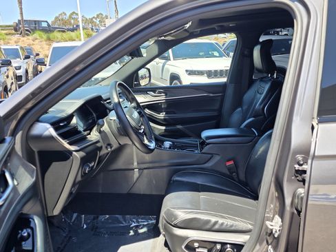 Certified 2022 Jeep Grand Cherokee Overland w/ Luxury Tech Group IV RWD image 12