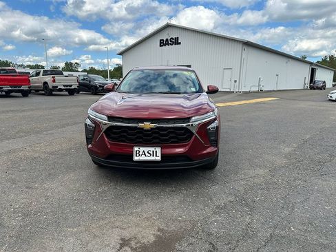 Used 2024 Chevrolet Trax LS w/ LS Convenience Package FWD image 9