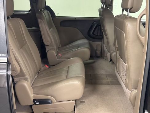 Used 2014 Chrysler Town & Country Touring-L w/ Driver Convenience Group FWD image 32