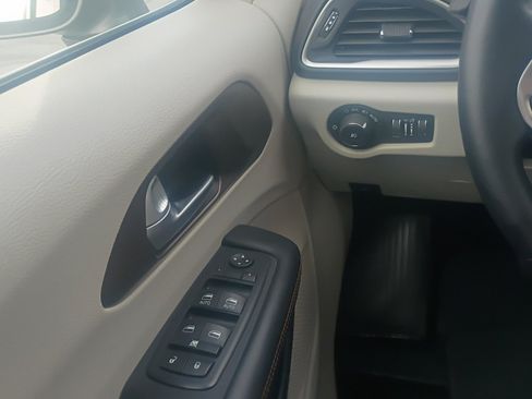 Used 2017 Chrysler Pacifica Touring-L FWD image 16