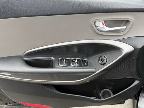 Used 2017 Hyundai Santa Fe SE AWD/4WD image 9