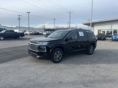 Used 2025 Chevrolet Traverse LT image 2