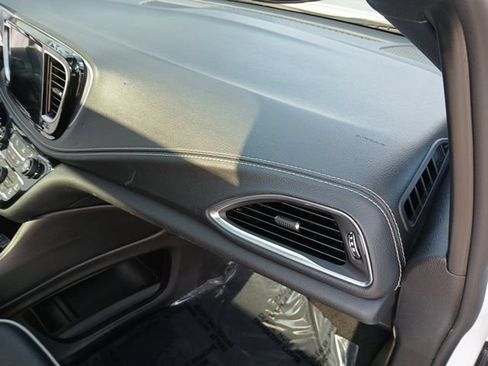 Used 2025 Chrysler Pacifica Limited FWD image 28
