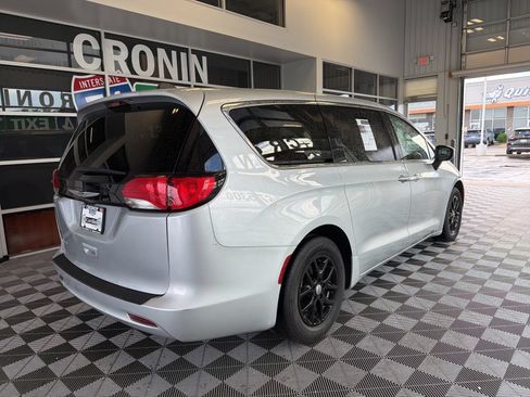 Used 2023 Chrysler Voyager LX FWD image 6