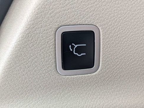 Used 2023 Chrysler Voyager LX FWD image 14