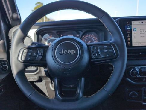 Used 2024 Jeep Gladiator Sport image 23