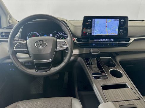 Used 2021 Toyota Sienna Limited image 23