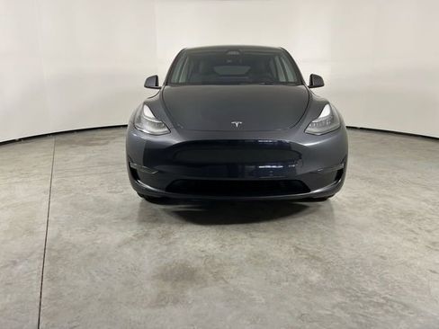 Used 2024 Tesla Model Y 2WD image 3