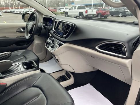 Used 2024 Chrysler Pacifica Touring-L FWD image 28