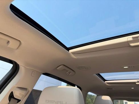 Used 2021 GMC Acadia Denali w/ Denali Technology Package AWD/4WD image 7