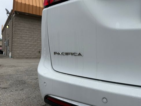 Used 2020 Chrysler Pacifica Limited image 13