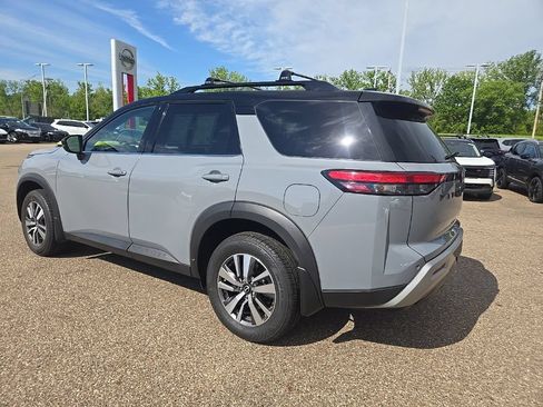 Used 2023 Nissan Pathfinder SL w/ Black Appearance Package AWD/4WD image 3